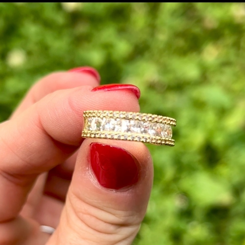 NWT Gold Tone Setting Rhinestone Band